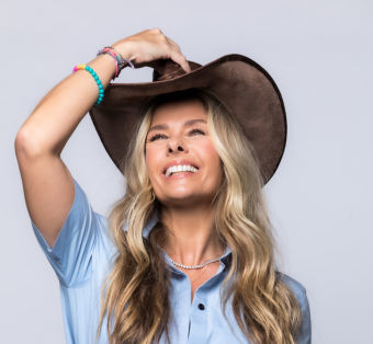 Adriane Galisteu comanda ao vivo a pré-estreia de A Fazenda no dia 12 de setembro