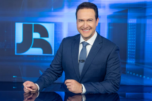 Cavalheirismo não sai de moda! Edu Ribeiro surpreende esposa e filha com flores